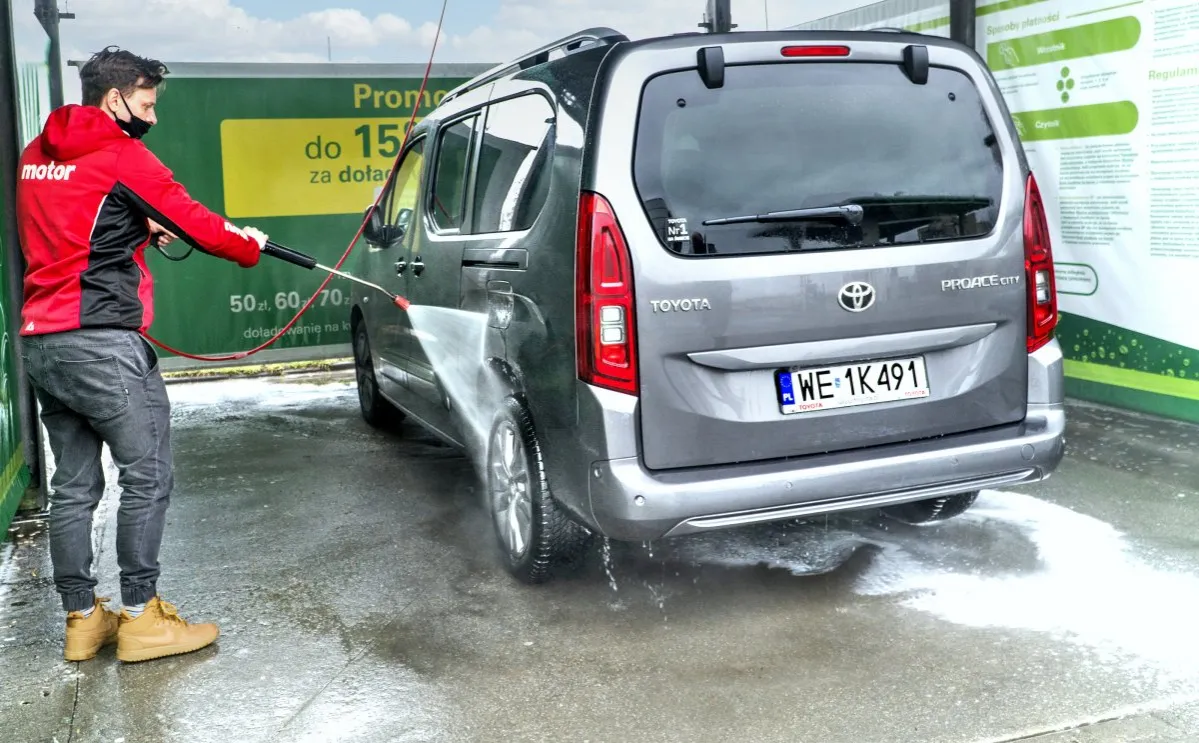 jak trzymać lancę myjnia bezdotykowa