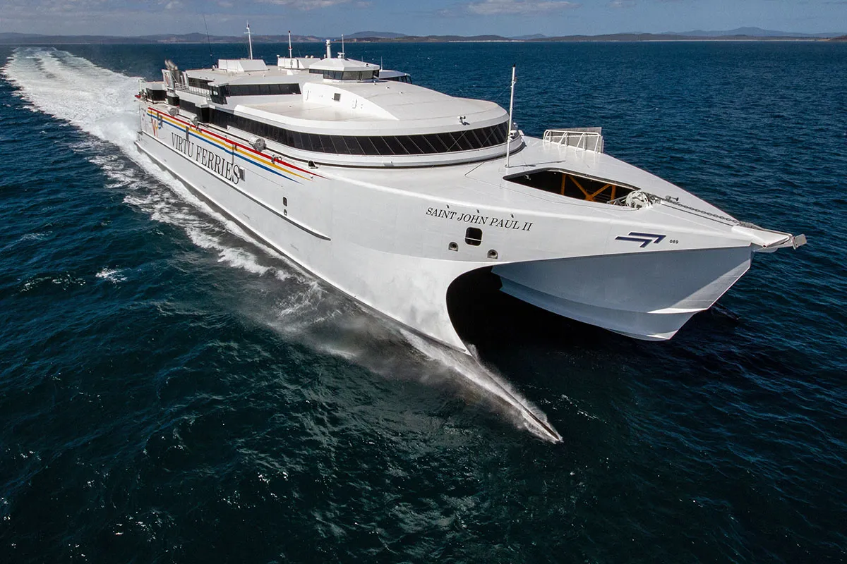 Katamaran pasażerski vs prom samochodowy