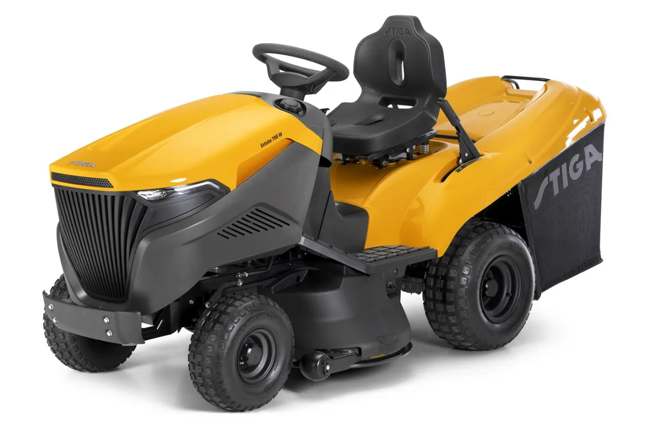 Żółty traktorek ogrodowy STIGA z czarnym siedzeniem i kierownicą. Pokazuje, jak ustawić kosisko w traktorku, aby uzyskać idealnie skoszoną trawę.