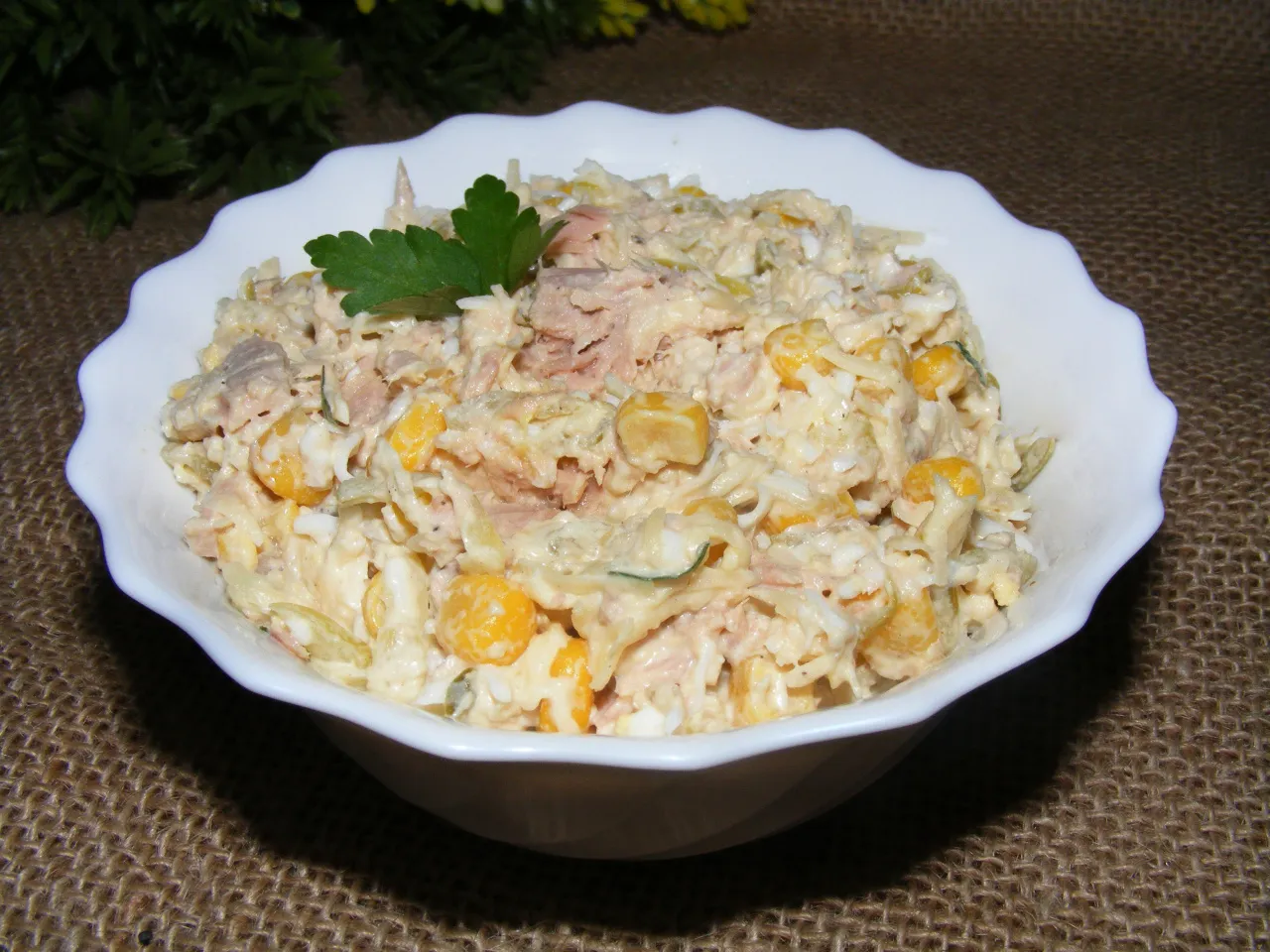 Sałatka z tuńczyka, kukurydzy i jajka