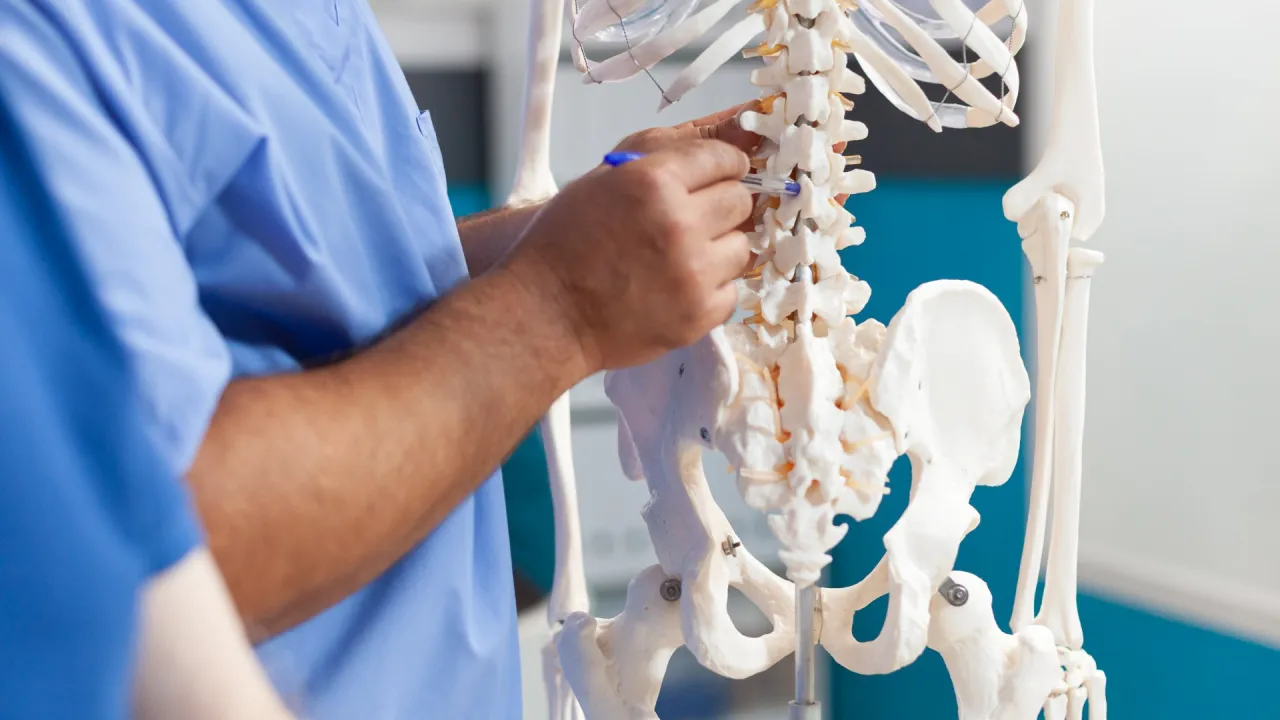 Lekarz i pacjent rozmawiają o leczeniu osteoporozy