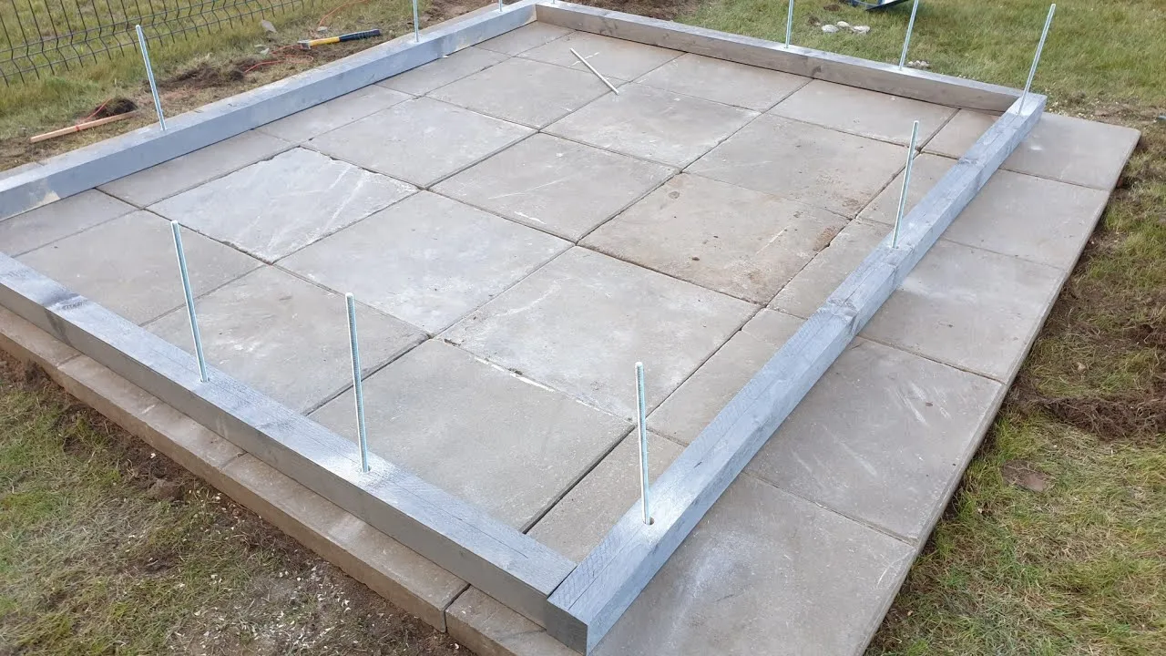 Kotwienie domku narzędziowego do kostki brukowej