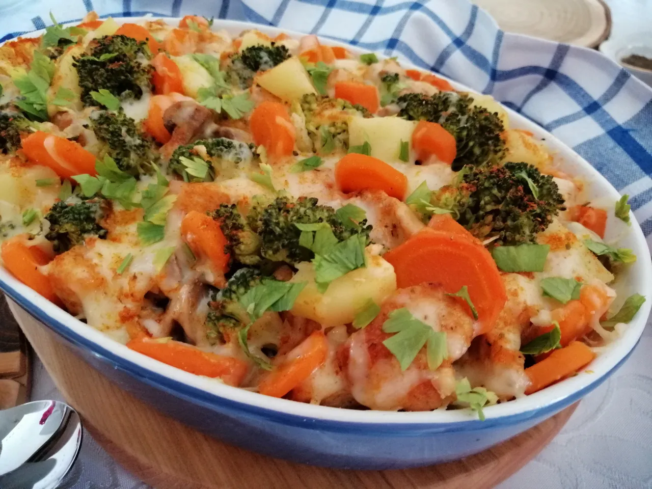 Zapiekanka z fileta kurczaka z brokułami i marchewką, zapieczona z serem. Idealny pomysł, co zrobić z fileta z kurczaka na obiad.