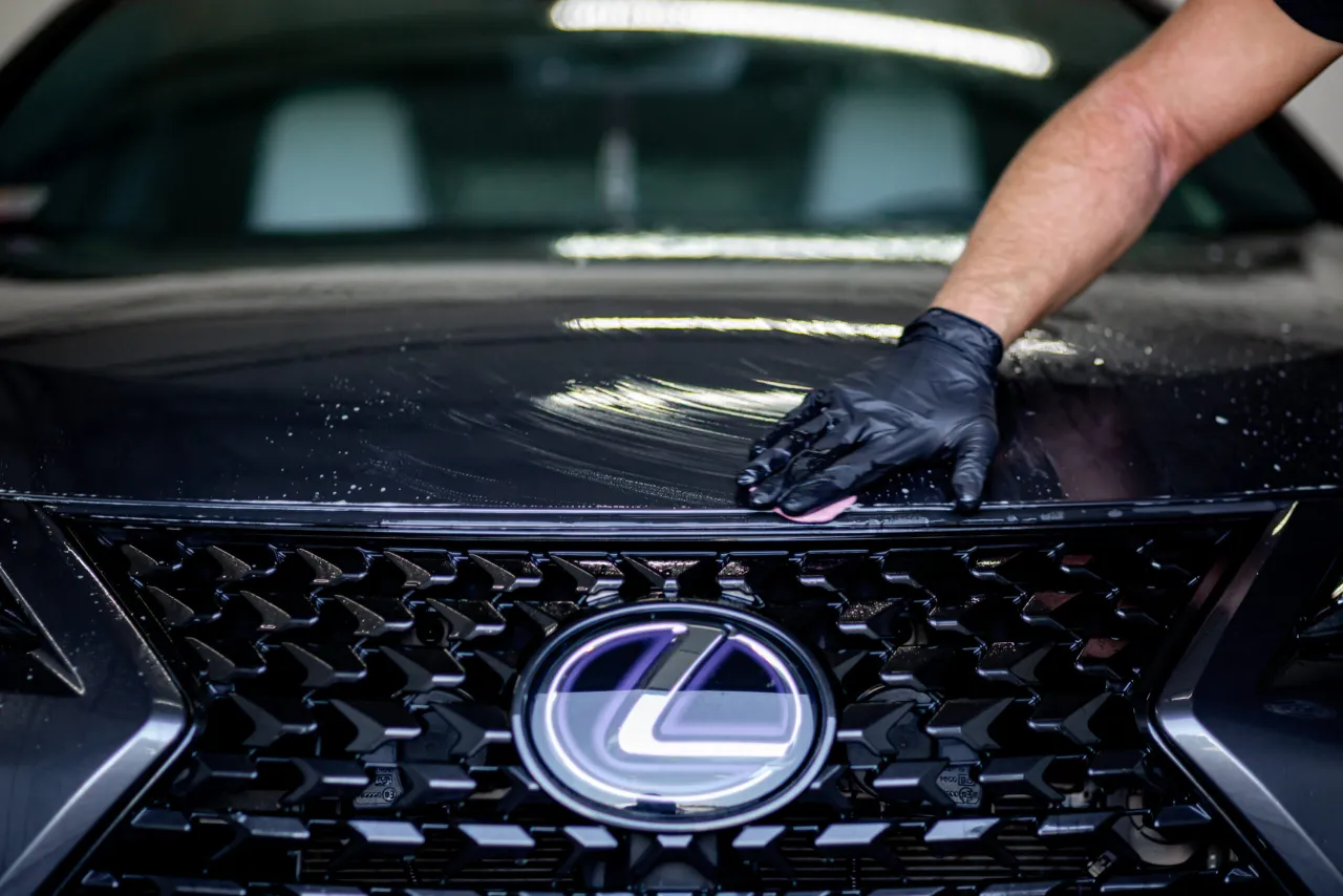 samoch&oacute;d z efektem wet look po woskowaniu