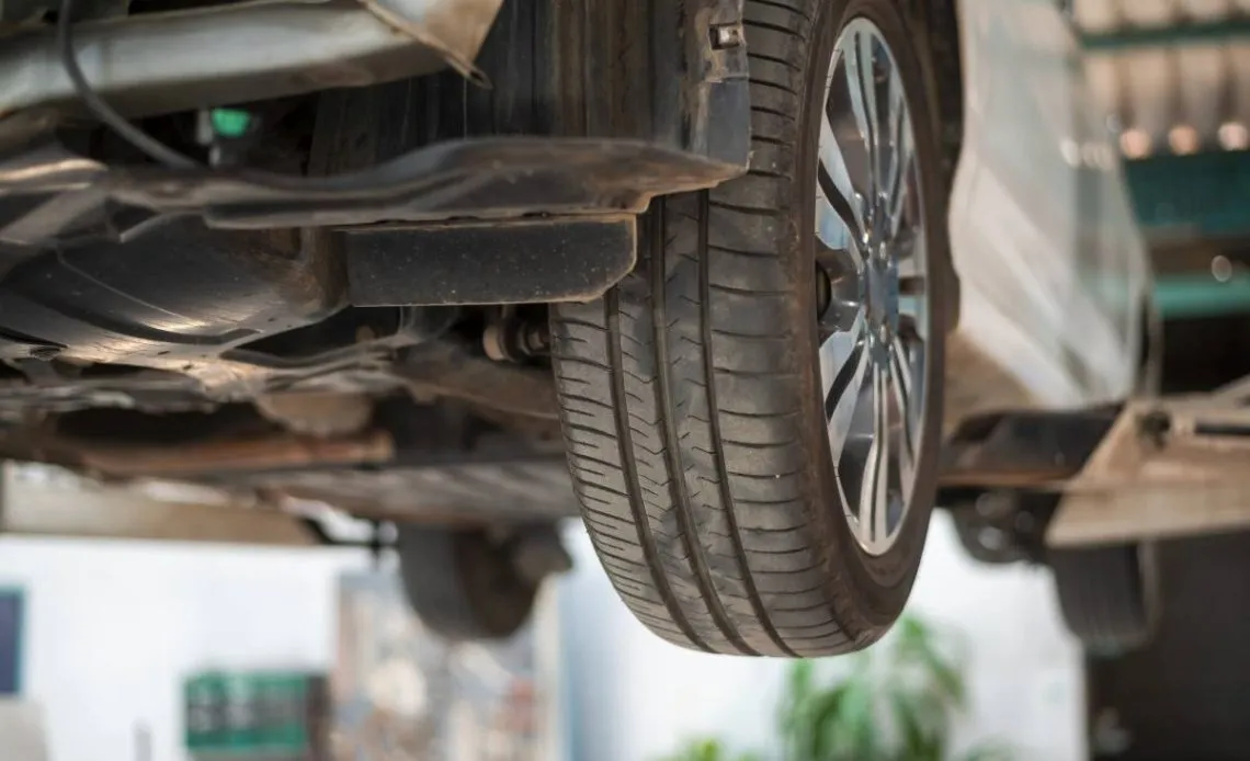 przyczyny uszkodzenia maglownicy dziury droga osłony gumowe