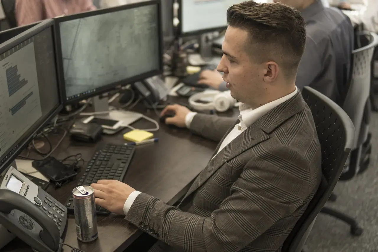 Spedytor w pracy, biuro spedycyjne, logistyka