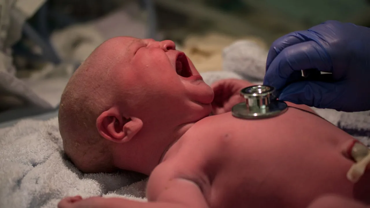 pediatra bada niemowlę