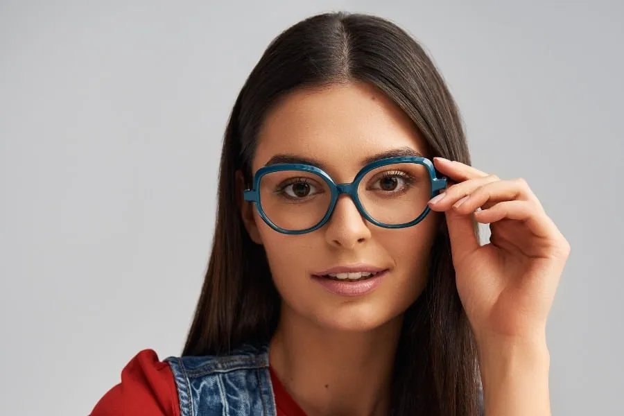 Niebieskie oprawki do okular&oacute;w dla r&oacute;żnych typ&oacute;w urody