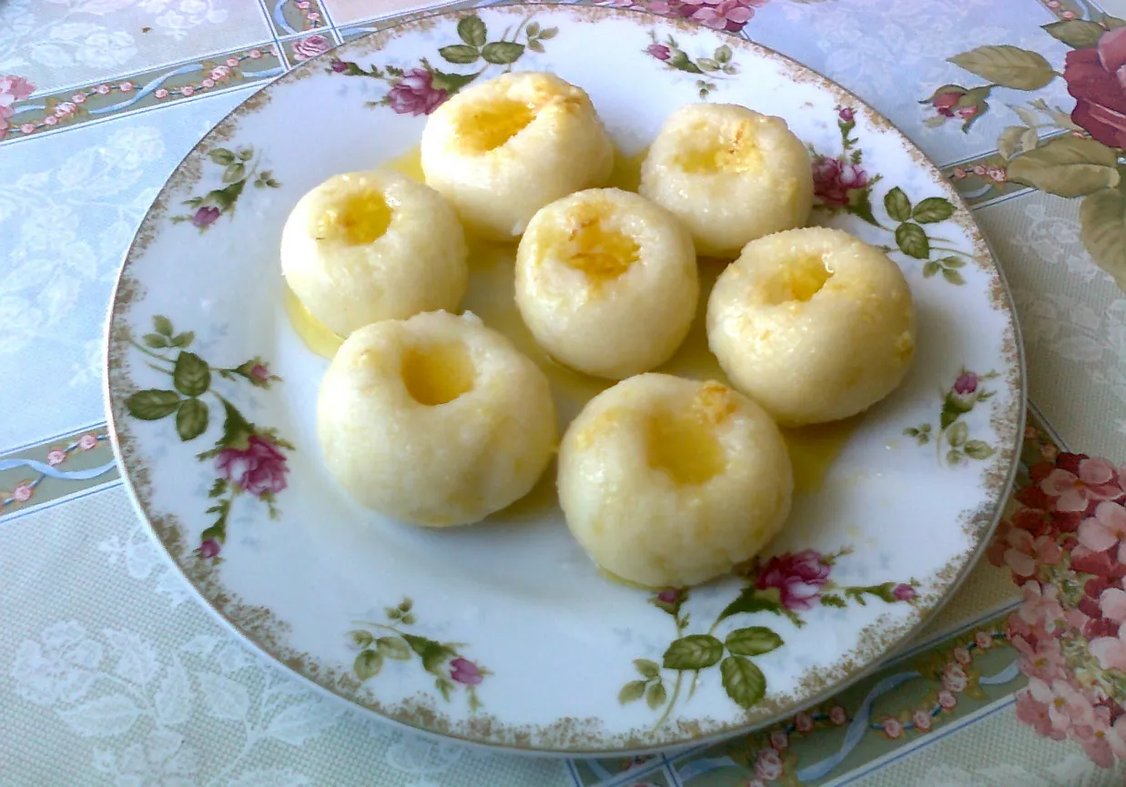 kluski śląskie na talerzu