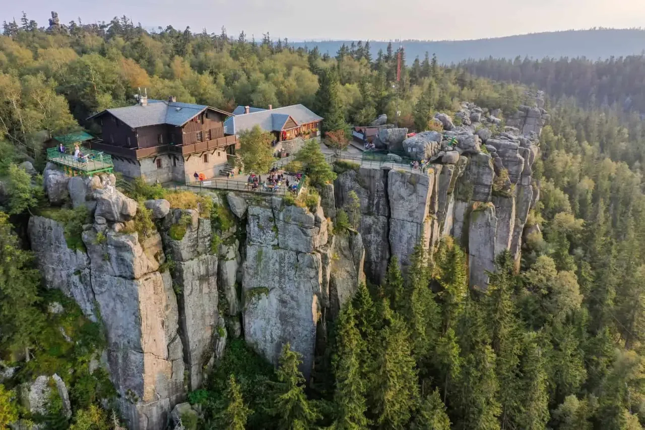 polskie schronisko g&oacute;rskie jesienią