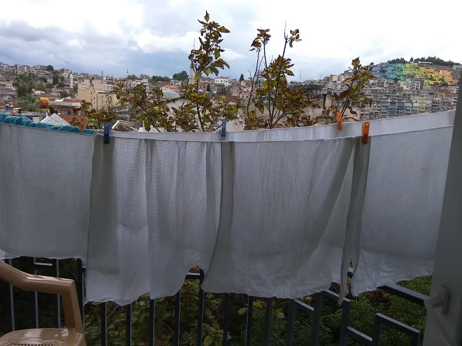 puszyste pieluchy tetrowe suszące się na sznurku