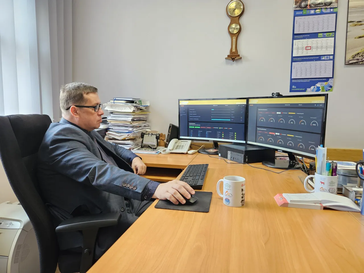 Pracownicy sp&oacute;łdzielni mieszkaniowej przy biurku