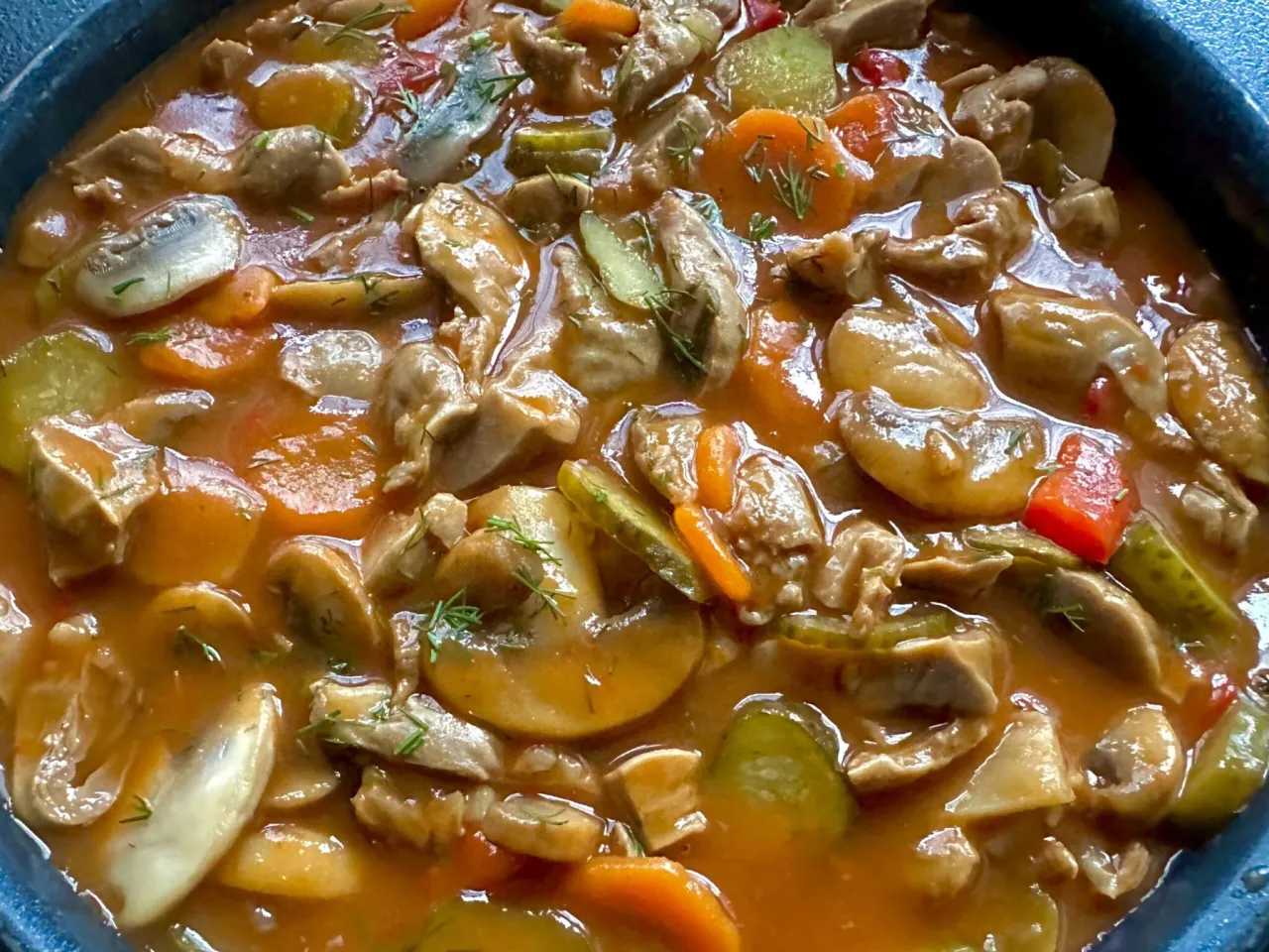 Duszący się gulasz z żołądk&oacute;w w garnku