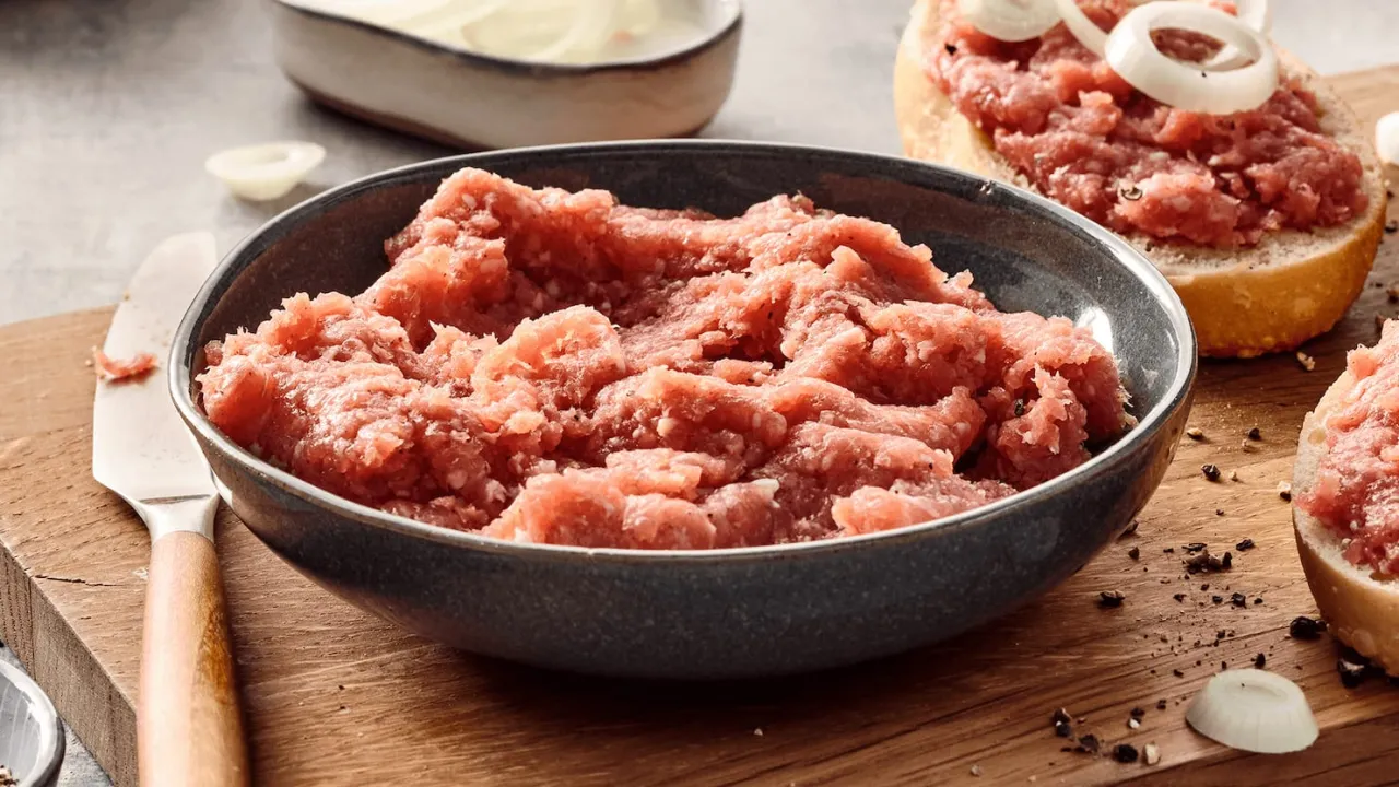 Frisches Mett mit Gew&uuml;rzen