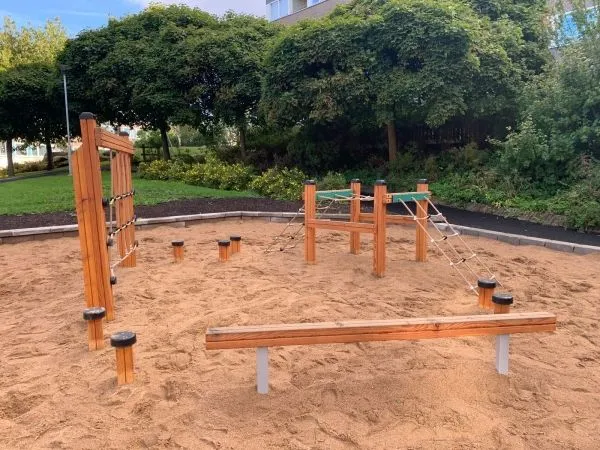 bezpieczny tor przeszkód dla dzieci w ogrodzie