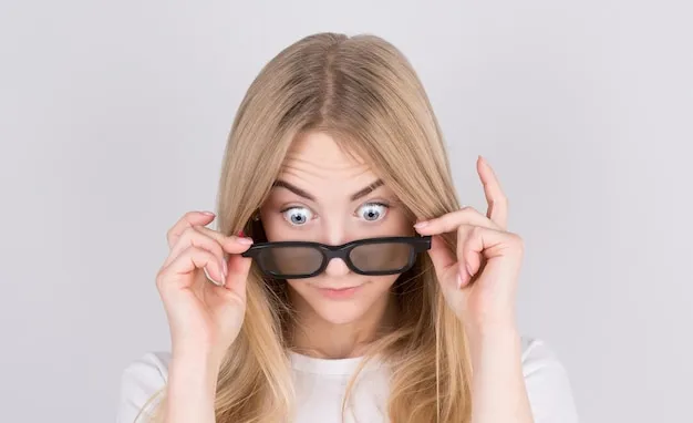 osoba wybierająca okulary lub patrząca w dal