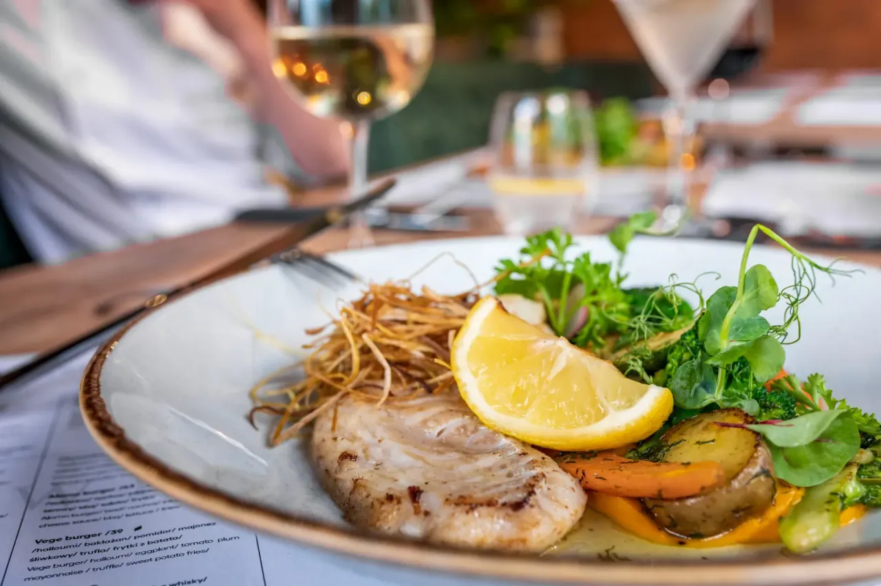 Świeży dorsz z warzywami w gdańskiej restauracji