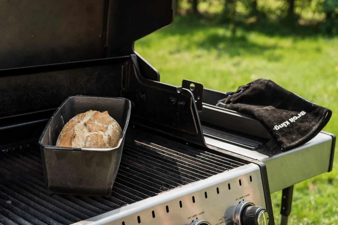 Porównanie naczynia żeliwnego i szklanego do pieczenia chleba