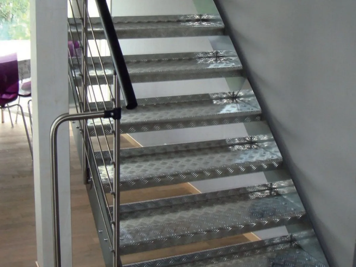 Nowoczesne schody na konstrukcji stalowej, z antypoślizgowymi stopniami. Dowiedz się, ile kosztują schody na konstrukcji stalowej.