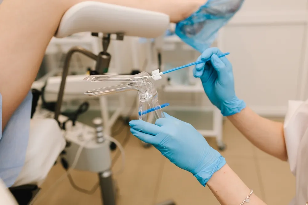 Kiedy iść do ginekologa z obfitymi miesiączkami: objawy niepokojące