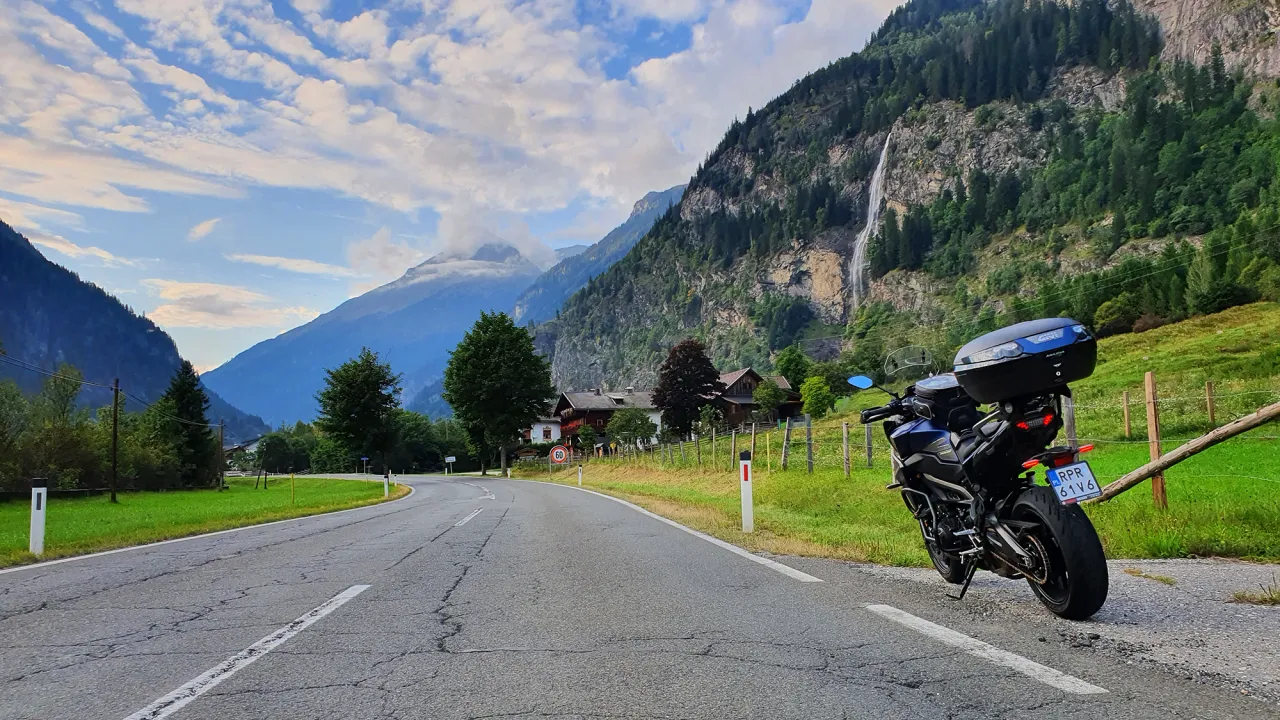 Motocykl na krętej drodze w G&oacute;rach Słonnych