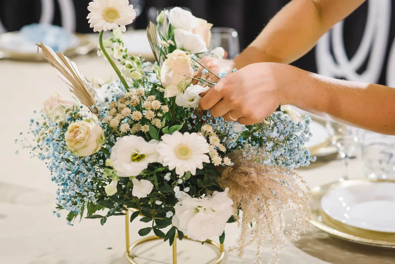 kompozycje kwiatowe na stół chrzciny DIY