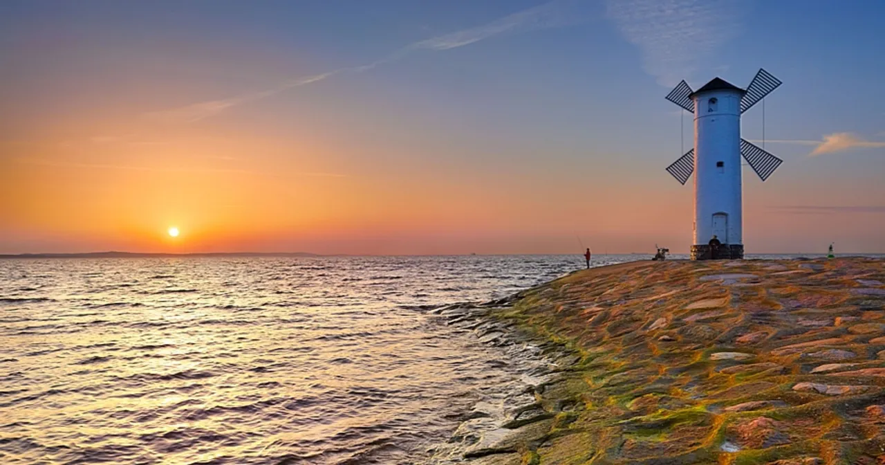 Latarnia morska polskie wybrzeże jesienią