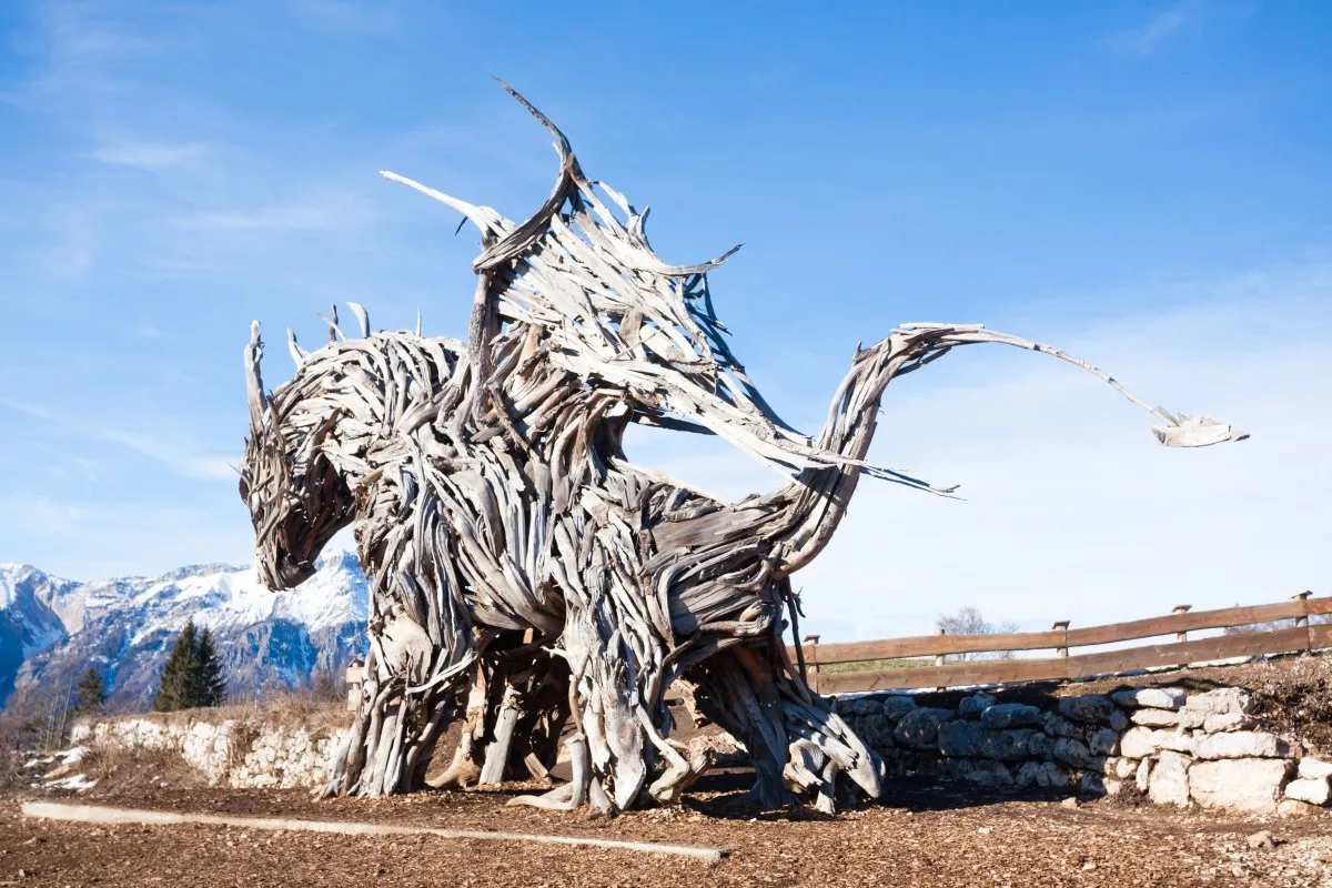 inspirujące rzeźby z recyklingu