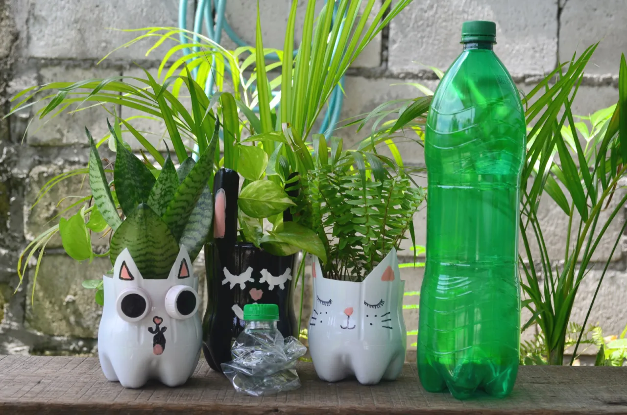 materiały do kwietnika z butelek DIY