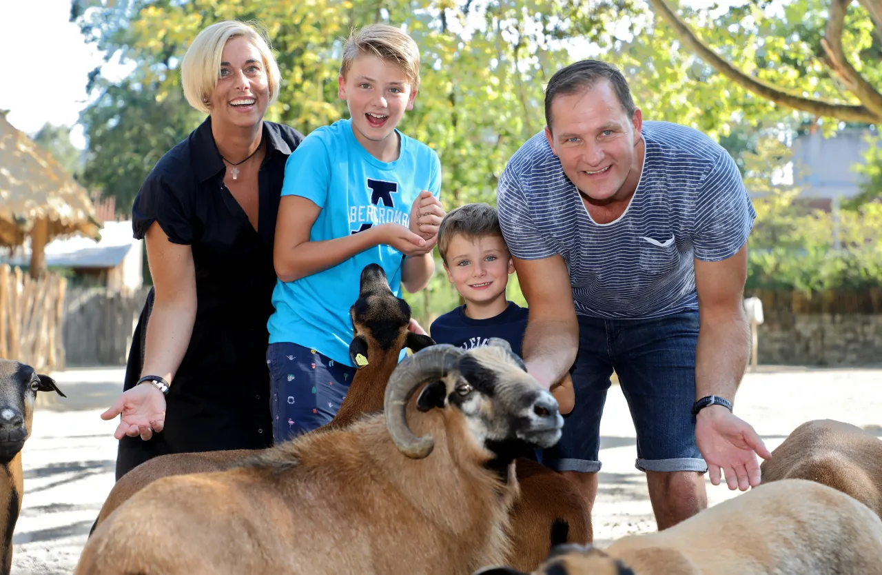 Familie hat Spaß im Erlebnis-Zoo Hannover