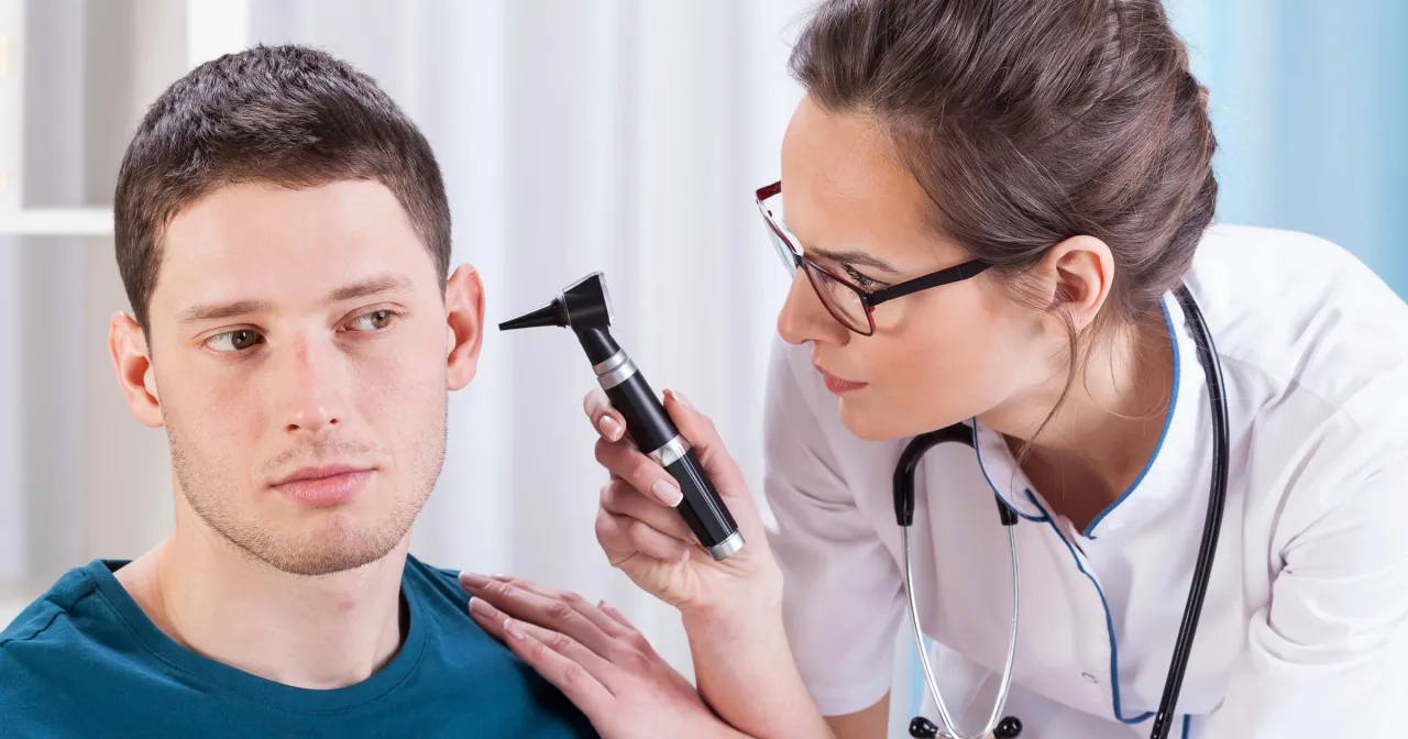 Lekarz otolaryngolog badający ucho