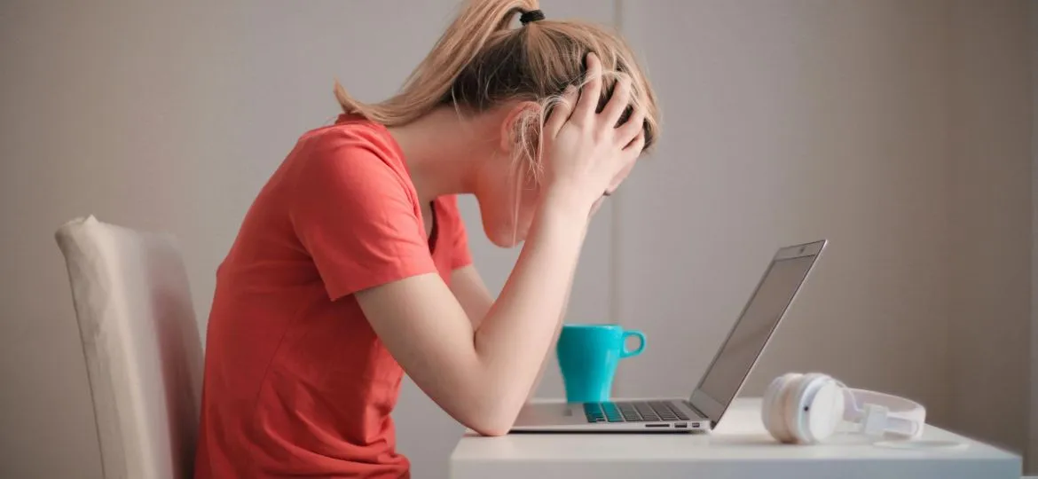 osoba ze stresem po egzaminie, wsparcie psychiczne, motywacja do działania