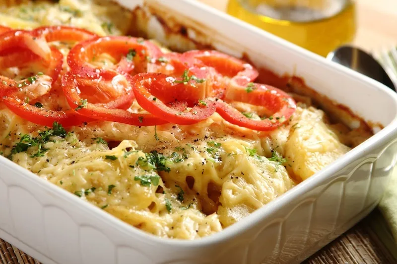 zapiekanka ziemniaczana z kurczakiem przed pieczeniem