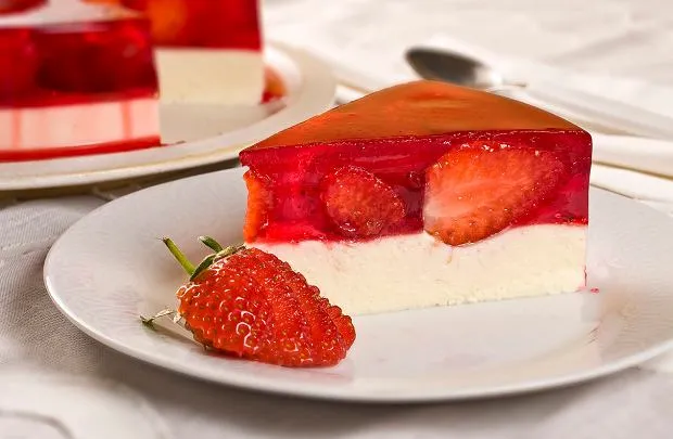 zdrowe desery bez pieczenia, wegański sernik na zimno, tarta z owocami bez pieczenia