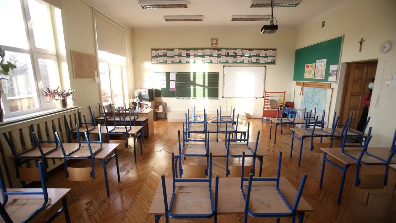 szkoła stacjonarna uczniowie sala lekcyjna