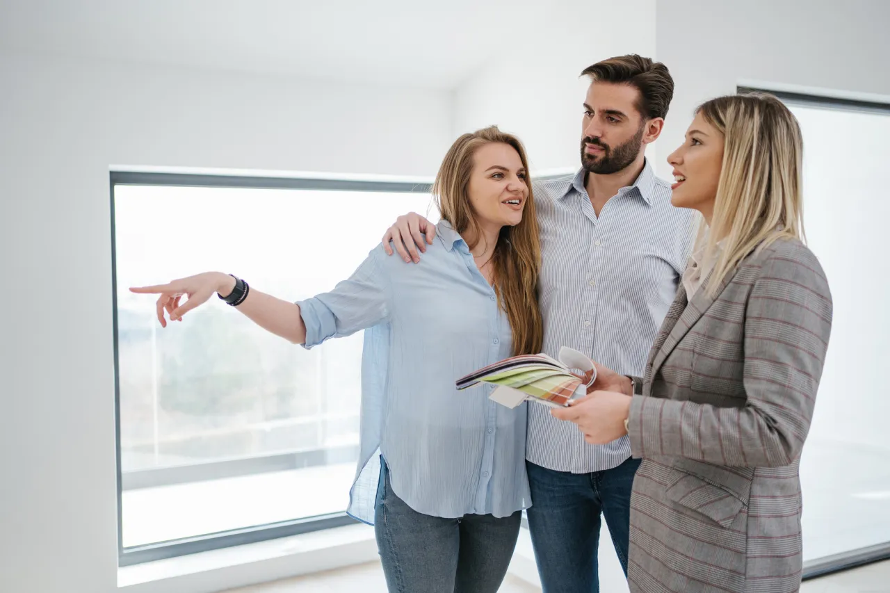 osoba z checklistą i narzędziami w nowym mieszkaniu