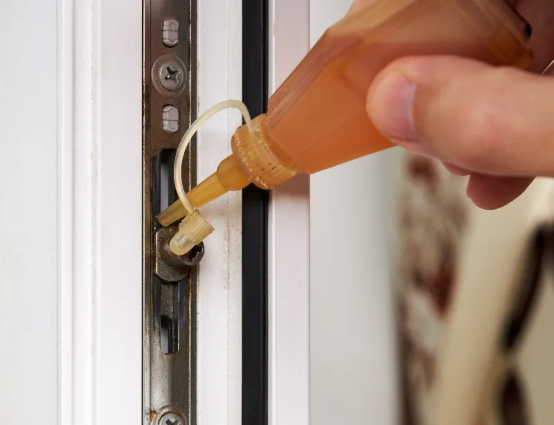 Smarowanie okuć okiennych