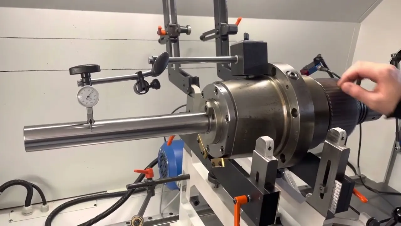 Pomiar bicia wrzeciona zegarem czujnikowym