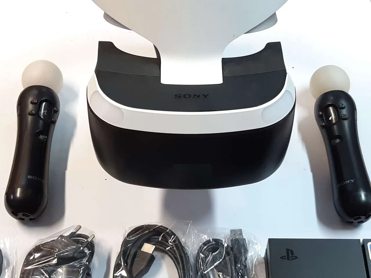 Zestaw PlayStation VR z kontrolerami Move i konsolą PS4. Zastanawiasz się, ile kosztuje VR na PS4?