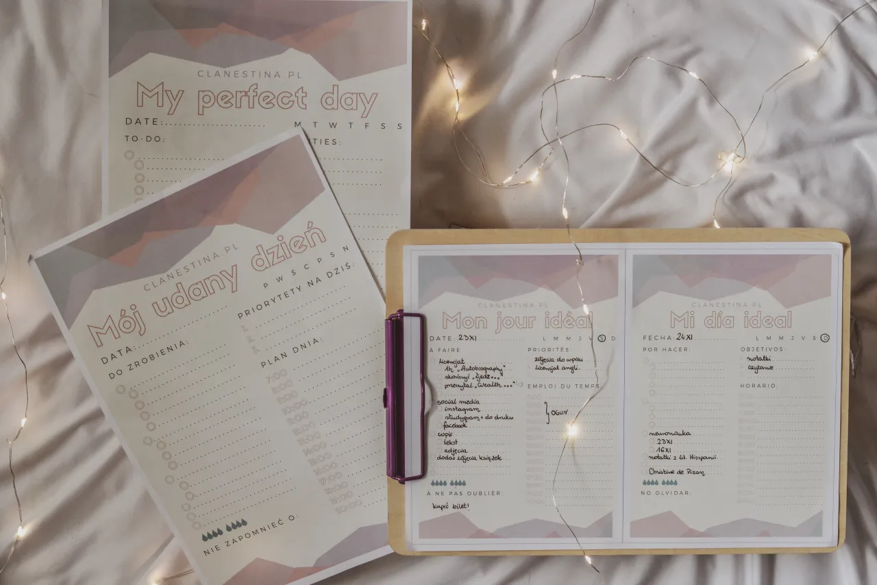 Osoba planująca swój dzień na kalendarzu, z elementami języka angielskiego