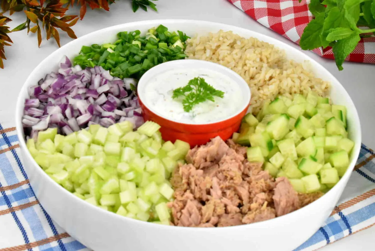 dietetyczna sałatka z tuńczykiem w sosie własnym i ryżem