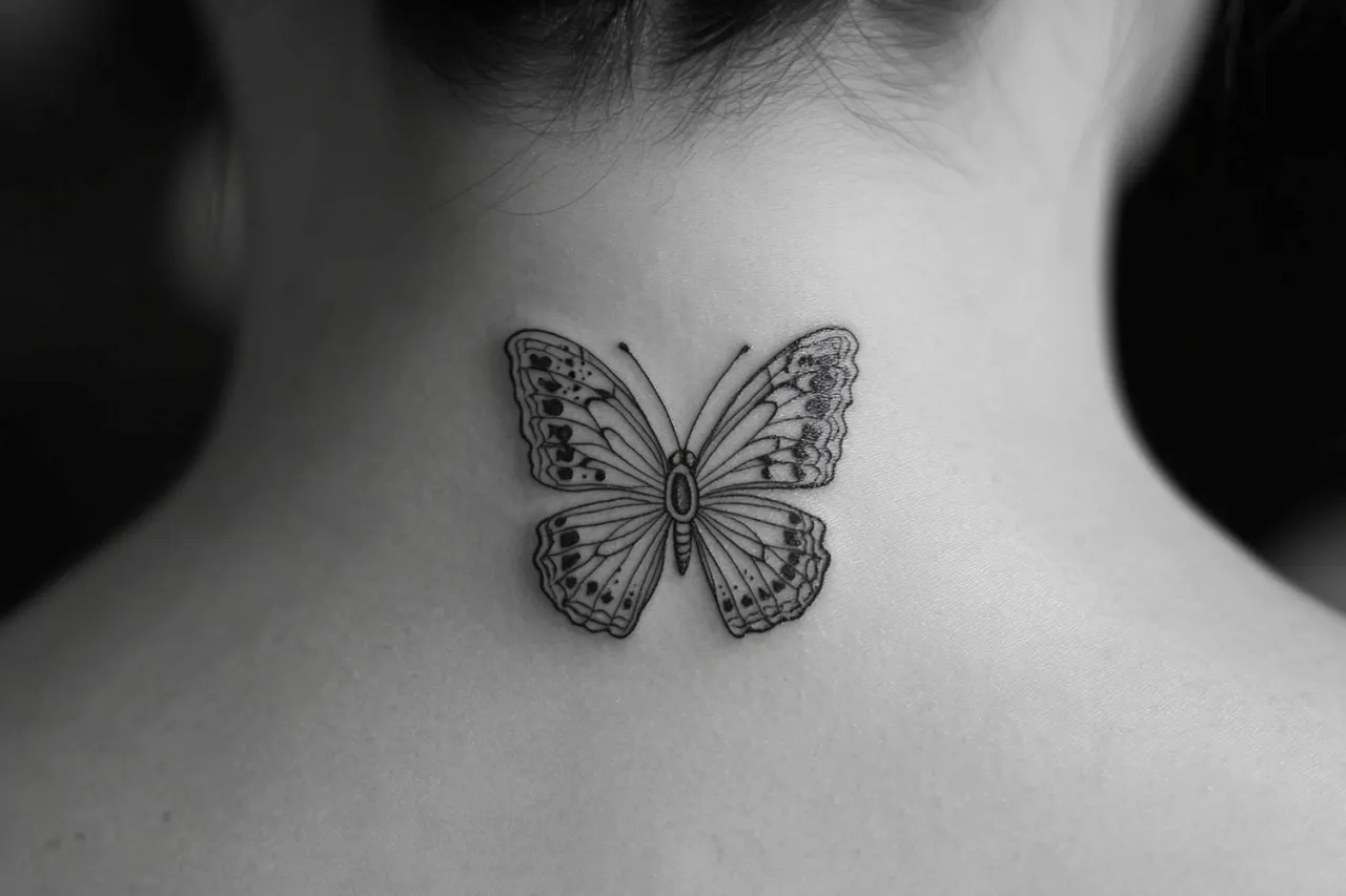 r&oacute;żne style tatuaży motyla