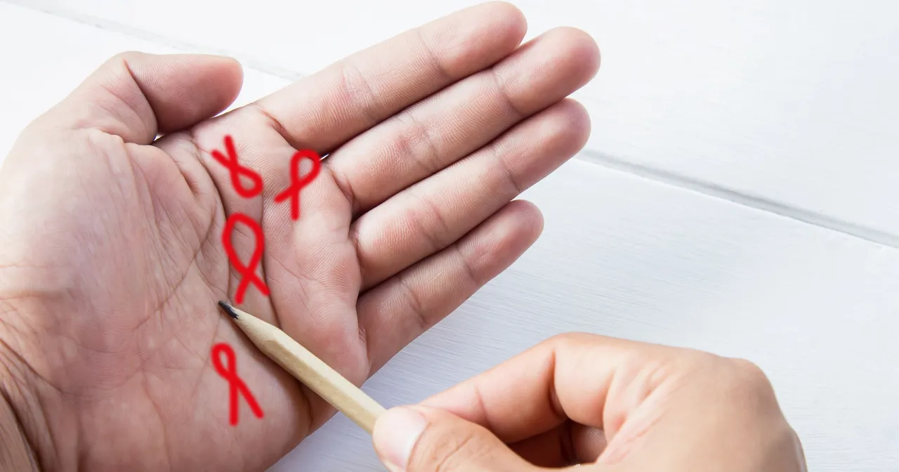 Dłoń wyciągnięta do osoby w cieniu, symbol wsparcia i nadziei