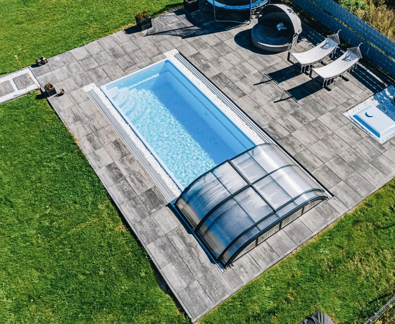 Rodzaje basen&oacute;w ogrodowych: betonowy, poliestrowy, stalowy