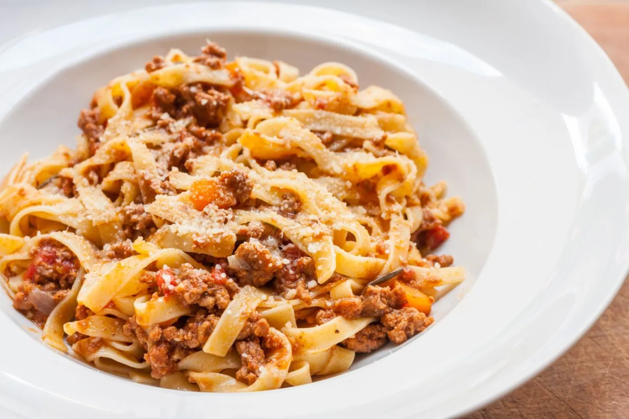 prawdziwe ragu alla bolognese z tagliatelle