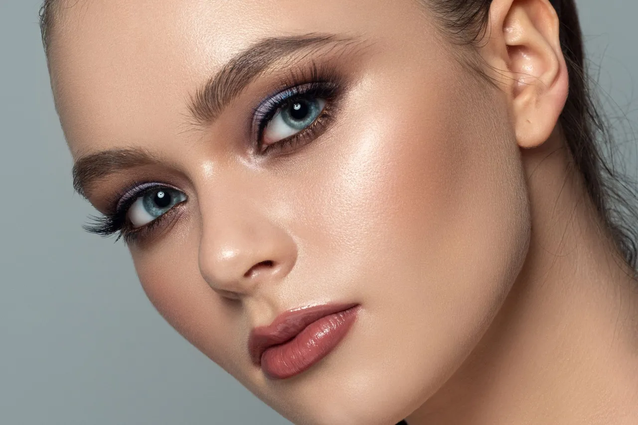 makijaż dla blondynek czarna sukienka, makijaż dla brunetek czarna sukienka