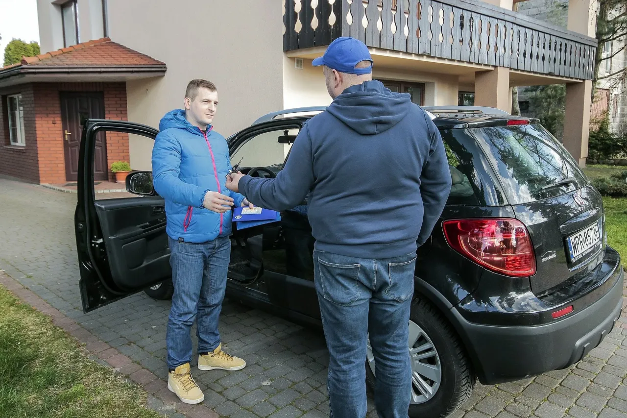 wz&oacute;r umowy kupna sprzedaży samochodu dwujęzyczna