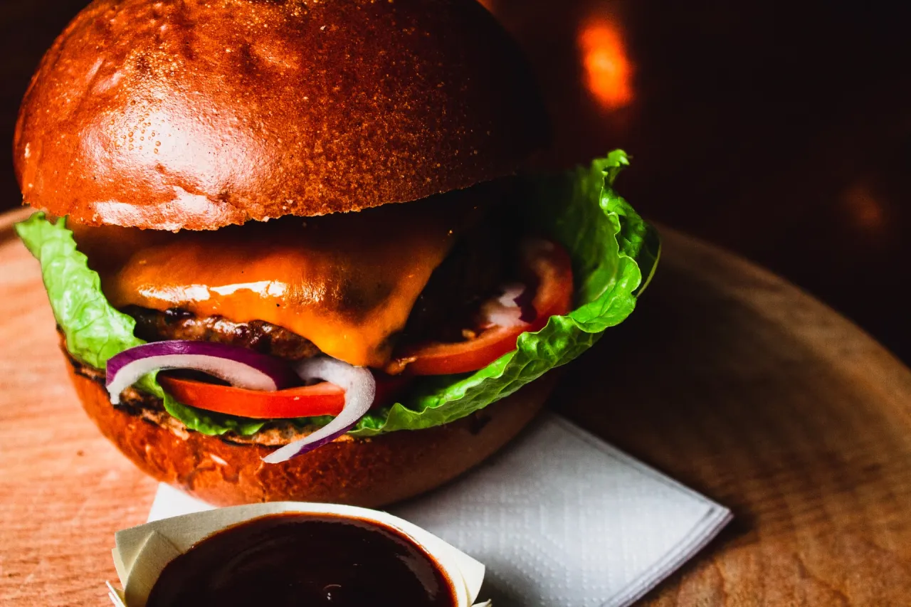 Pyszny burger z serem, sałatą, pomidorem i cebulą. Zastanawiasz się, burger ile kcal?