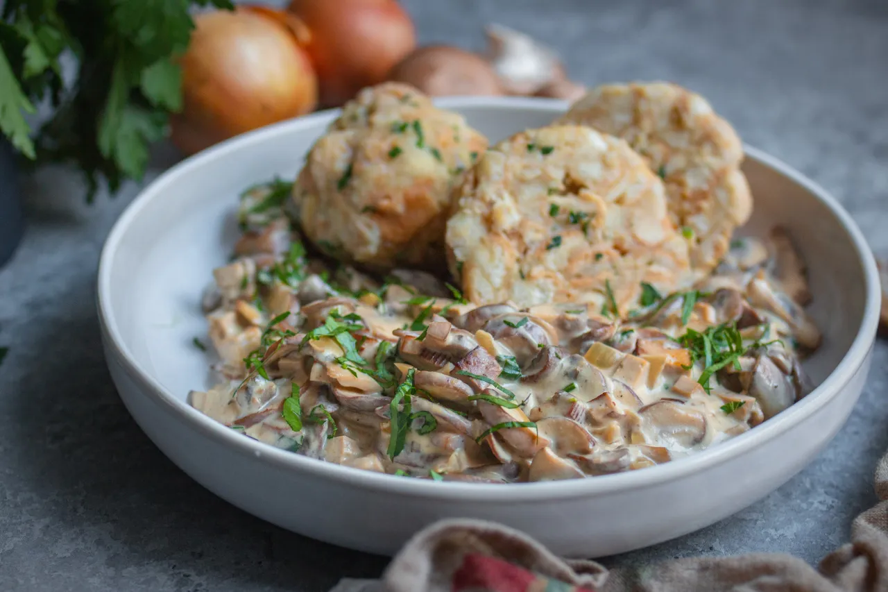 Cremige Pilzrahmso&szlig;e mit frischen Waldpilzen und Semmelkn&ouml;deln