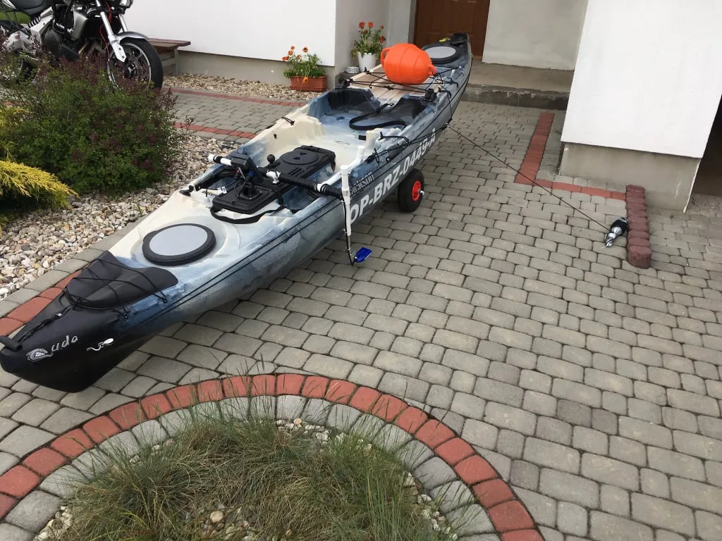 gotowy kajak DIY na wodzie